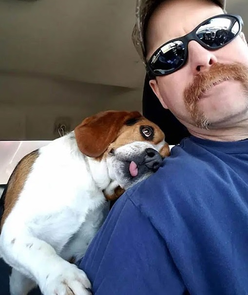 Touching Moment Man saves Beagle from euthan.asia at Shelter Thanks him with a Hug 3 1 1