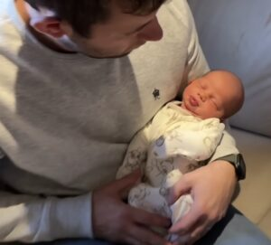 Heartwarming Encounter: Giant Husky Melts 4 Million Hearts When Meeting His New Baby Brother! 1 image 107