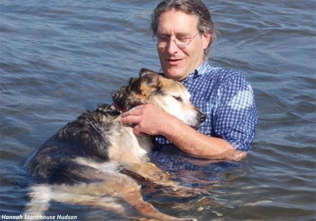 Owner Swims a Paralyzed Dog 20 Years Old So He Can Sleep 3 image 134
